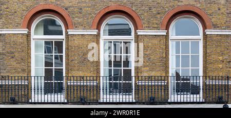 balcon avec arche blanche classique d'architecture londonienne typique avec mur de briques rouges Banque D'Images