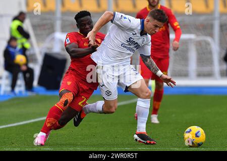 Foto Giovanni Evangelista/LaPresse 10 Marzo 2024 Lecce, Italia - sport, calcio - U.S. Lecce vs Hellas Verona FC - Campionato Serie A Tim 2023/24 - Stadio E. Giardiniero - via del Mare. Nella foto : Josh Doig (3 Hellas Verona), Lameck Banda (22 US Lecce)pic Giovanni Evangelista/LaPresse 10 mars 2024 Lecce, Italie - sport, football - US Lecce vs Hellas Verona FC - championnat italien série A TIM 2023/24- E. Giardiniero - stade via del Mare. Sur la photo : Josh Doig (3 Hellas Verona), Lameck Banda (22 US Lecce) Banque D'Images