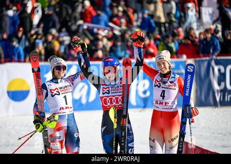 Åre, SVERIGE 20240310Suédois Zrinka Ljutic, vainqueur américain Mikaela Shiffrin (au centre) et troisième Suisse Michelle Gisin après la deuxième manche de la course féminine de slalom à la Coupe du monde de ski alpin FIS à ARE, Suède, le 9 mars 2024. Foto : Pontus Lundahl / TT / Kod 10050 Banque D'Images