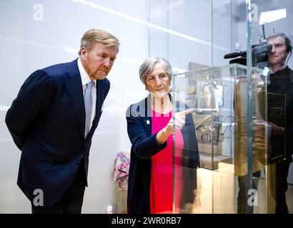 AMSTERDAM - le roi Willem-Alexander reçoit une visite lors de la réunion d'ouverture du Musée national de l'Holocauste. Le musée traite de l'histoire de la persécution des Juifs aux pays-Bas. ANP RAMON VAN FLYMEN pays-bas OUT - belgique OUT Banque D'Images