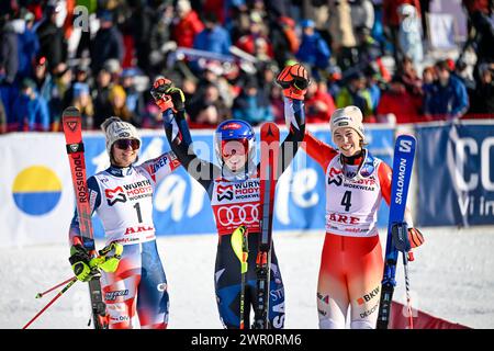 Åre, SVERIGE 20240310Suédois Zrinka Ljutic, vainqueur américain Mikaela Shiffrin (au centre) et troisième Suisse Michelle Gisin après la deuxième manche de la course féminine de slalom à la Coupe du monde de ski alpin FIS à ARE, Suède, le 9 mars 2024. Foto : Pontus Lundahl / TT / Kod 10050 Banque D'Images