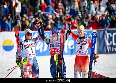 Åre, SVERIGE 20240310Suédois Zrinka Ljutic, vainqueur américain Mikaela Shiffrin (au centre) et troisième Suisse Michelle Gisin après la deuxième manche de la course féminine de slalom à la Coupe du monde de ski alpin FIS à ARE, Suède, le 9 mars 2024. Foto : Pontus Lundahl / TT / Kod 10050 Banque D'Images