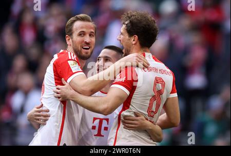 Leon Goretzka du Bayern Muenchen jubelt Ÿber sein Tor zum 2:0 mit Harry Kane du Bayern Muenchen und Raphael Guerreiro du Bayern Muenchen Fussball 1 . Bundesliga saison 2023 / 2024 FC Bayern MŸnchen 1 FSV Mainz 05 © diebilderwelt / Alamy Stock Banque D'Images