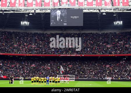 AMSTERDAM - minute de silence à la mémoire de Kees Rijvers avant le match Néerlandais Eredivisie entre Ajax Amsterdam et Fortuna Sittard dans la Johan Cruijff Arena le 10 mars 2024 à Amsterdam, pays-Bas. ANP OLAF KRAAK Banque D'Images