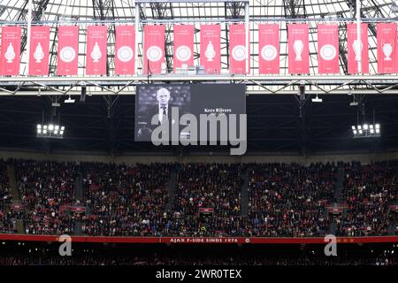 AMSTERDAM - minute de silence à la mémoire de Kees Rijvers avant le match Néerlandais Eredivisie entre Ajax Amsterdam et Fortuna Sittard dans la Johan Cruijff Arena le 10 mars 2024 à Amsterdam, pays-Bas. ANP OLAF KRAAK Banque D'Images