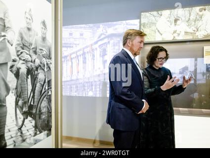 AMSTERDAM - le roi Willem-Alexander reçoit une visite lors de la réunion d'ouverture du Musée national de l'Holocauste. Le musée traite de l'histoire de la persécution des Juifs aux pays-Bas. ANP RAMON VAN FLYMEN pays-bas OUT - belgique OUT Banque D'Images