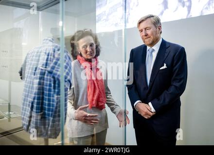 AMSTERDAM - le roi Willem-Alexander reçoit une visite lors de la réunion d'ouverture du Musée national de l'Holocauste. Le musée traite de l'histoire de la persécution des Juifs aux pays-Bas. ANP RAMON VAN FLYMEN pays-bas OUT - belgique OUT Banque D'Images