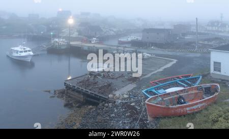 Peggy's Cove enveloppée de brouillard tôt le matin. Banque D'Images