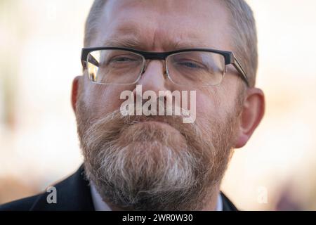 Un homme politique d'extrême droite et membre du parti Konfederacja (Confédération) est vu avant une manifestation anti-guerre le 9 mars 2024 à Varsovie, Pola Banque D'Images