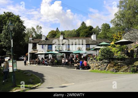 Vue d'été sur le Britannia Inn à Elterwater village, Langdale, Lake District National Park, Cumbria, Angleterre, Royaume-Uni Banque D'Images