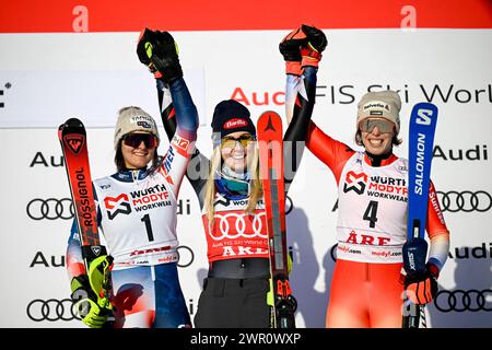 Åre, SVERIGE 20240310Suédois Zrinka Ljutic, vainqueur américain Mikaela Shiffrin (au centre) et troisième Suisse Michelle Gisin après la deuxième RU Banque D'Images