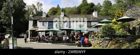 Vue d'été sur le Britannia Inn à Elterwater village, Langdale, Lake District National Park, Cumbria, Angleterre, Royaume-Uni Banque D'Images