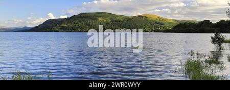 Sunset over Sale est tombé sur le lac Bassenthwaite, ville de Keswick, parc national du Lake District, Cumbria, Angleterre, Royaume-Uni Banque D'Images