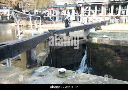 Hampstead Road Lock ; Regent's canal ; Camden ; Londres, Royaume-Uni Banque D'Images