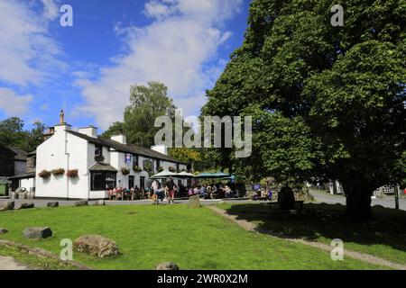 Vue d'été sur le Britannia Inn à Elterwater village, Langdale, Lake District National Park, Cumbria, Angleterre, Royaume-Uni Banque D'Images