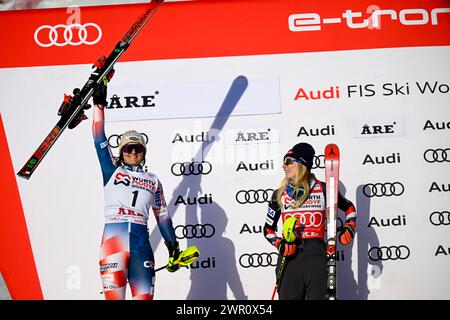 Åre, SVERIGE 20240310Suivez la croate Zrinka Ljutic et la gagnante américaine Mikaela Shiffrin (au centre) après la deuxième manche de la course féminine de slalom à la Coupe du monde de ski alpin FIS à ARE, Suède, le 9 mars 2024. Foto : Pontus Lundahl/TT/Kod 10050 crédit : TT News Agency/Alamy Live News Banque D'Images