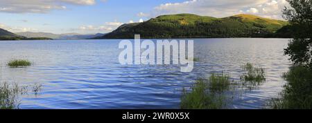 Sunset over Sale est tombé sur le lac Bassenthwaite, ville de Keswick, parc national du Lake District, Cumbria, Angleterre, Royaume-Uni Banque D'Images