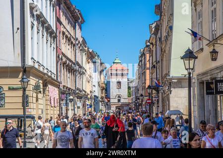8 juillet 2023 - Cracovie, Pologne : perspective de St. Rue Florian avec Florian Gate à distance dans la vieille ville de Cracovie Banque D'Images