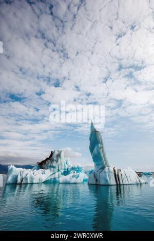 Paysage glaciaire islandais, magnifique forme de glace, iceberg flottant dans l'eau bleue calme. Sites naturels uniques et concepts de voyage. Banque D'Images