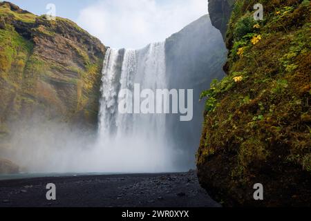 Impressionnante cascade de Skogafoss dans le sud de l'Islande. Attractions touristiques et concepts de monuments. Banque D'Images