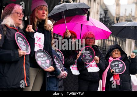 Un groupe de mères entame une grève de la faim de cinq jours devant les chambres du Parlement à Londres le jour de la fête des mères pour attirer l'attention sur les parents au Royaume-Uni qui sautent des repas pour nourrir leurs enfants. Les mères qui participent à la manifestation pacifique, mise en place par le manifeste des mères, prévoient de faire grève sans nourriture du dimanche au jeudi. Date de la photo : dimanche 10 mars 2024. Banque D'Images