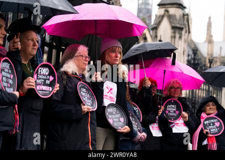 Un groupe de mères entame une grève de la faim de cinq jours devant les chambres du Parlement à Londres le jour de la fête des mères pour attirer l'attention sur les parents au Royaume-Uni qui sautent des repas pour nourrir leurs enfants. Les mères qui participent à la manifestation pacifique, mise en place par le manifeste des mères, prévoient de faire grève sans nourriture du dimanche au jeudi. Date de la photo : dimanche 10 mars 2024. Banque D'Images