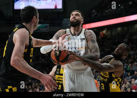 Vincent Poirier du Real Madrid en action lors du match de Liga ACB entre le Real Madrid et Lenovo Tenerife au Wizink Center le 10 mars 2024 à Madrid, Banque D'Images