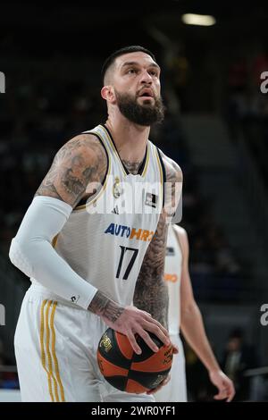 Vincent Poirier du Real Madrid en action lors du match de Liga ACB entre le Real Madrid et Lenovo Tenerife au Wizink Center le 10 mars 2024 à Madrid, Banque D'Images