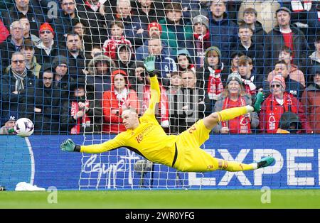 Matz sels, gardien de Nottingham Forest, enregistre un tir lors du match de premier League au stade American Express de Brighton. Date de la photo : dimanche 10 mars 2024. Banque D'Images