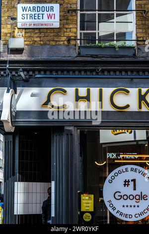 Soho, Londres Royaume-Uni, 08 mars 2024, Fast Food Fried Chicken Shop Wardour Street Close Up No People Banque D'Images