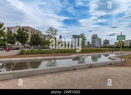 Parc et bâtiments modernes sur Europaallee dans le nouveau quartier Europaviertel Banque D'Images