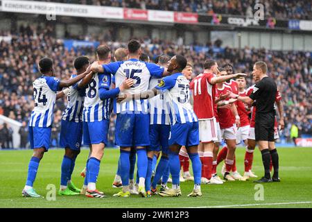 Les joueurs de Brighton célèbrent après avoir marqué un but alors que les joueurs de Forest approchent l'arbitre Michael Salisbury lors du match de premier League entre Brighton et Hove Albion et Nottingham Forest au American Express Community Stadium, Brighton et Hove, le dimanche 10 mars 2024. (Photo : Jon Hobley | mi News) crédit : MI News & Sport /Alamy Live News Banque D'Images