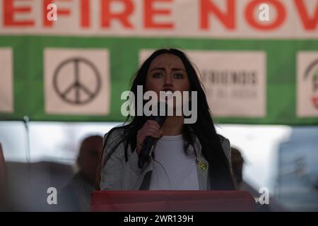 Emma Sheerin, députée du Sinn Fein pour Mid Ulster, parle sur scène à la marche nationale pour la Palestine à Londres. 9 mars 2024 Banque D'Images