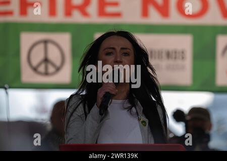 Emma Sheerin, députée du Sinn Fein pour Mid Ulster, parle sur scène à la marche nationale pour la Palestine à Londres. 9 mars 2024 Banque D'Images