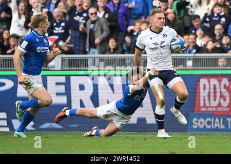 Duhan van der Merwe, d'Écosse, et Ange Capuozzo, d'Italie, lors du match de rugby des six Nations opposant l'Italie et l'Écosse au Stadio Olimpico à Rome le 9 mars 2024. Banque D'Images