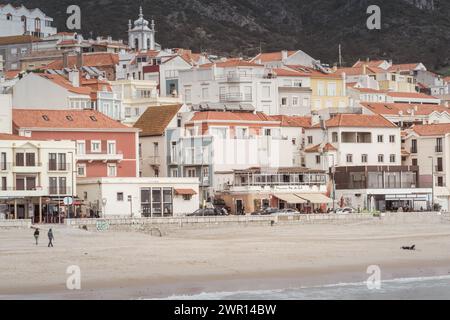 Une journée paisible à Sesimbra : vie en bord de mer et paysages montagneux (Setúbal, Portugal) Banque D'Images