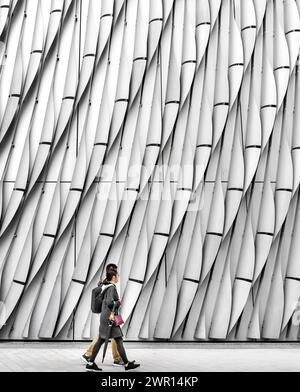 Hong Kong - 1er avril 2019 - vue minimaliste de la façade Xiqu Centre avec marche en couple Banque D'Images