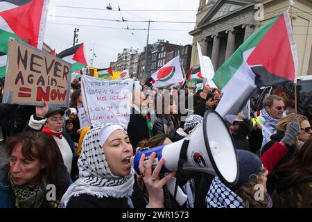 Des manifestants protestent contre le président israélien Isaac Herzog lors de l'ouverture du nouveau Musée national de l'Holocauste le 10 mars 2024 à Amsterdam, aux pays-Bas.(photo Paulo Amorim/Sipa USA) Banque D'Images