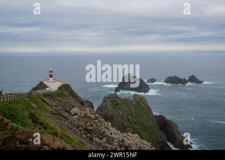 El faro de Cabo Ortegal, en Cariño (A Coruña), es uno de los más escénicos de la costa Española. Banque D'Images