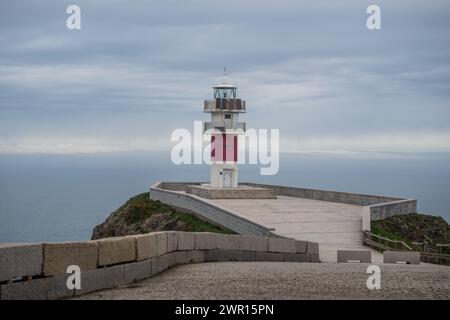 El faro de Cabo Ortegal, en Cariño (A Coruña), es uno de los más escénicos de la costa Española. Banque D'Images