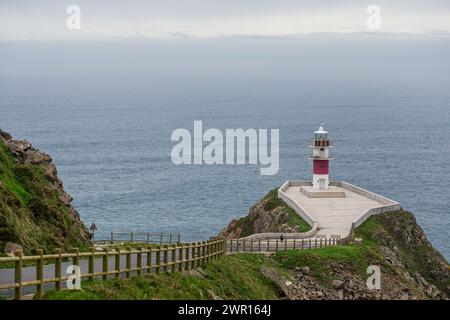 El faro de Cabo Ortegal, en Cariño (A Coruña), es uno de los más escénicos de la costa Española. Banque D'Images