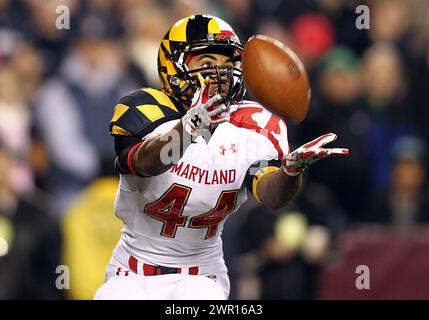 12 novembre 2011 : Justus Pickett (44) de l'Université du Maryland tire une passe lors d'un match de la NCAA contre l'Université de notre Dame à Fedex Field, à Landover, Maryland. Notre Dame a gagné 45-21. Banque D'Images