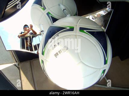 13 MAI 2012 : fan et le ballon de match avant le match entre l'Union de Philadelphie et les Red Bulls de New York lors d'un match MLS au PPL Park, à Chester, PA. Les Red Bulls ont gagné 3-2. Banque D'Images