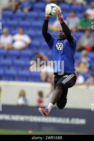 24 JUIN 2012 : Bill Hamid (28 ans) de DC United fait un saut lors d'un match de MLS contre les Red Bulls de New York au Red Bull Arena, à Harrison, NJ Les Red Bulls ont gagné 3-2. Banque D'Images