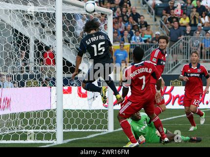 CHESTER, PA - 12 AOÛT 2012 : Gabriel Farfan (15 ans) de l'Union de Philadelphie manque de peu une occasion de but contre Sean Johnson (25 ans) et Sherjill McDonald (7 ans) du Chicago Fire lors d'un match MLS au PPL Park, à Chester, PA le 12 août. Le feu a gagné 3-1. Banque D'Images