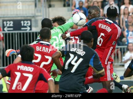 CHESTER, PA - 12 AOÛT 2012 : Bakary Soumare (4) de l'Union de Philadelphie dirige le ballon devant Sean Johnson (25) du Chicago Fire lors d'un match MLS au PPL Park, à Chester, PA le 12 août. Le feu a gagné 3-1. Banque D'Images