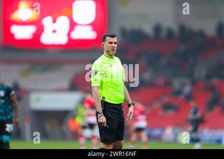 ECO - Power Stadium, Doncaster, Angleterre - 9 mars 2024 arbitre Craig Hicks - pendant le match Doncaster Rovers v Crewe Alexandra, Sky Bet League Two, 2023/24, Eco - Power Stadium, Doncaster, Angleterre - 9 mars 2024 crédit : Mathew Marsden/WhiteRosePhotos/Alamy Live News Banque D'Images