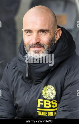 Enzo Maresca, City Manager de Leicester, sourit lors du match Hull City AFC vs Leicester City FC SKY BET EFL Championship au MKM Stadium, Hull, Angleterre, Royaume-Uni le 9 mars 2024 Banque D'Images