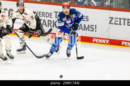 #6 Daryl Boyle, Verteidiger und Captain Schwenninger Wild Wings schaut dem Puck nach, ebenso der Kölner haie Stürmer #21 Mark Olver. (Villingen-Schwen Banque D'Images