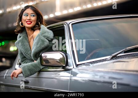 Jeune femme asiatique classique voiture de mode maquillage style de vie relaxant sultry belle Banque D'Images